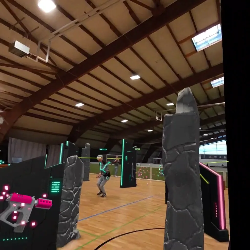 VRTAG-Spiel in einer Turnhalle mit virtuellen Hindernissen