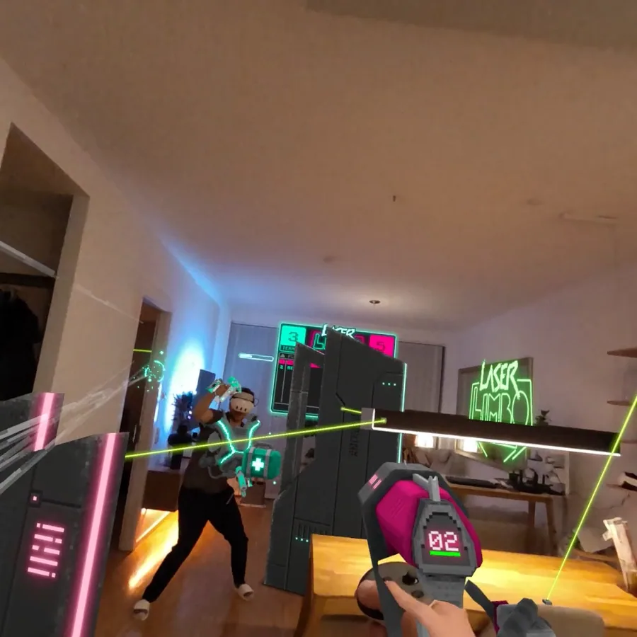 VRTAG-Spieler in einem durch Augmented Reality verwandelten Raum