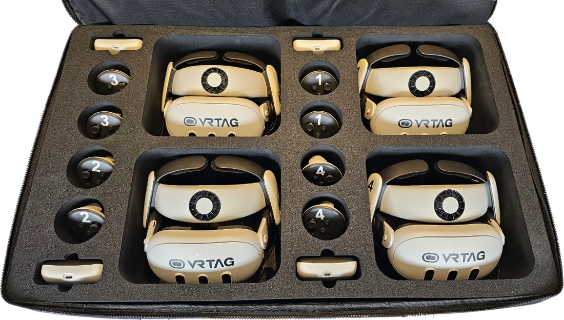Mobiles VRTAG-Set mit vier Headsets und Controllern